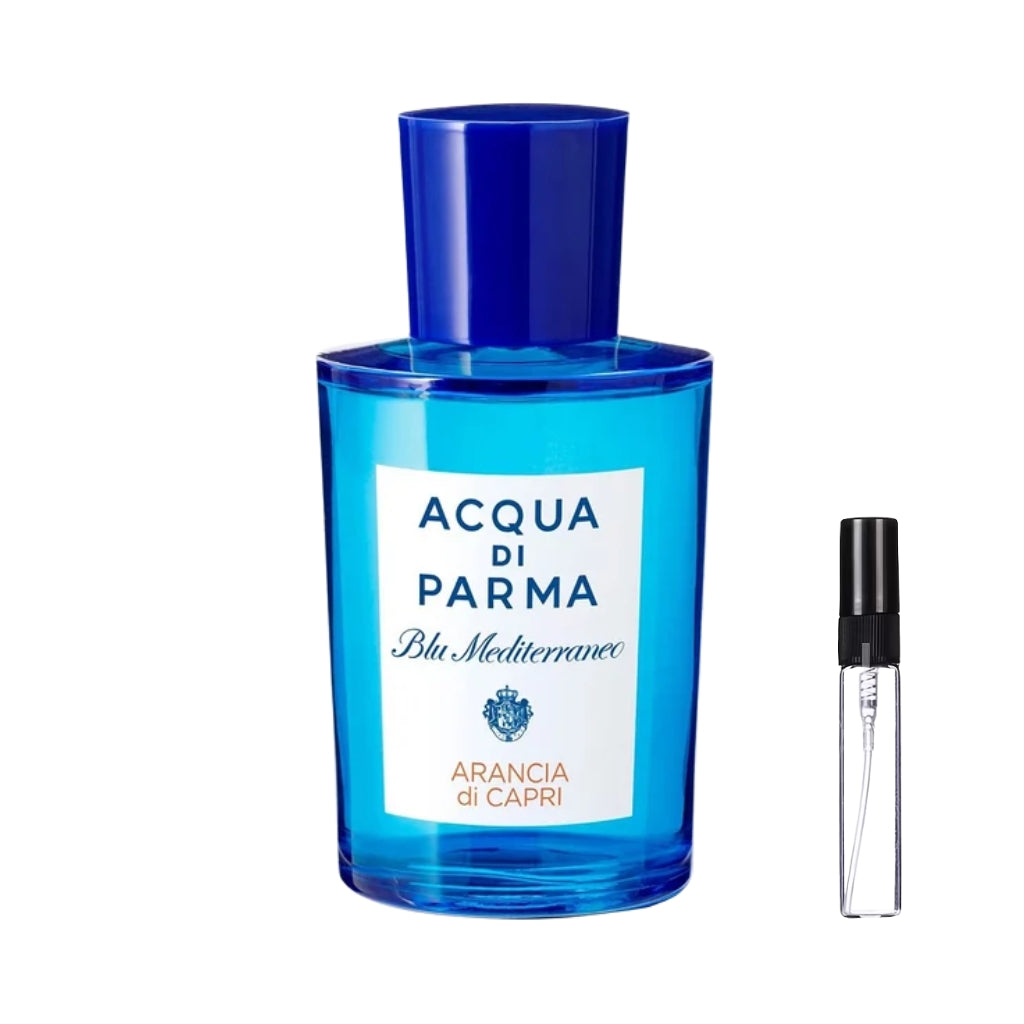 Prostokątny, ciemnoniebieski flakon perfum Acqua di Parma Blu Mediterraneo Arancia di Capri z cylindryczną nakrętką w tym samym kolorze i białą, prostokątną etykietą, prezentowany obok szklanej fiolki odlewki – ODVARO