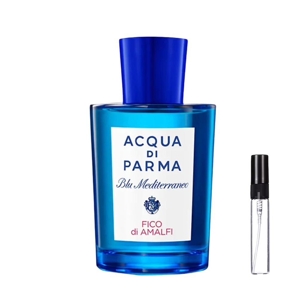 Ciemnoniebieski, półprzezroczysty flakon perfum Acqua di Parma Blu Mediterraneo Fico di Amalfi z białą etykietą i ciemnym korkiem, obok którego stoi szklana fiolka odlewki – ODVARO