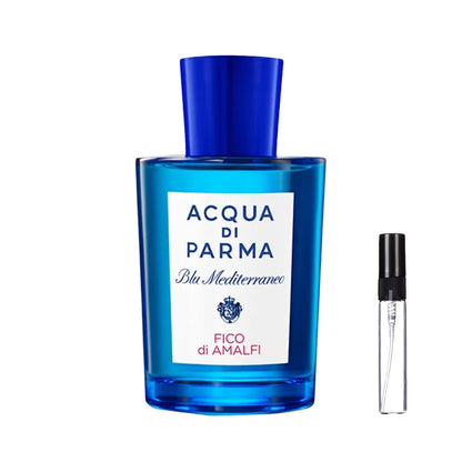 Ciemnoniebieski, półprzezroczysty flakon perfum Acqua di Parma Blu Mediterraneo Fico di Amalfi z białą etykietą i ciemnym korkiem, obok którego stoi szklana fiolka odlewki – ODVARO