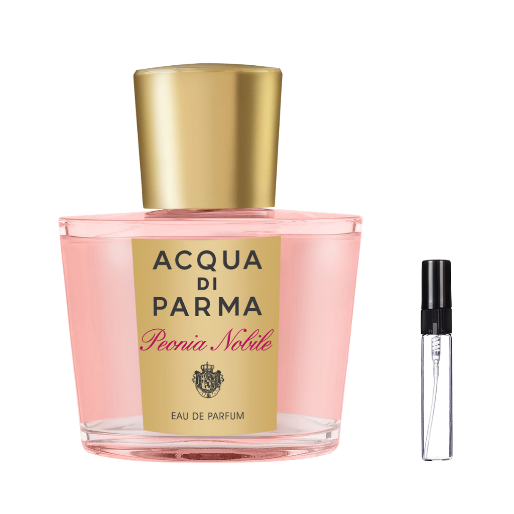 Elegancki flakon perfum Peonia Nobile z różowym płynem, złotą etykietą i masywnym złotym korkiem, obok szklana fiolka odlewki przygotowana do testowania zapachu – ODVARO