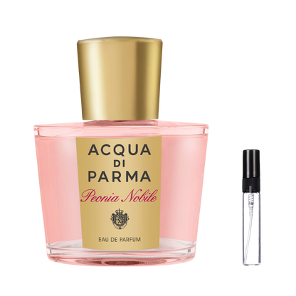 Elegancki flakon perfum Peonia Nobile z różowym płynem, złotą etykietą i masywnym złotym korkiem, obok szklana fiolka odlewki przygotowana do testowania zapachu – ODVARO