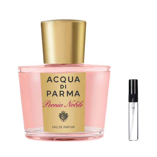 Elegancki flakon perfum Peonia Nobile z różowym płynem, złotą etykietą i masywnym złotym korkiem, obok szklana fiolka odlewki przygotowana do testowania zapachu – ODVARO