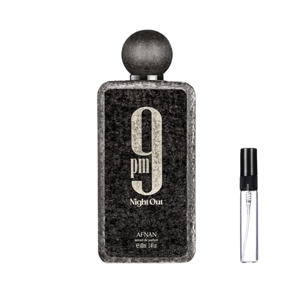 Ciemny flakon Afnan 9 PM Night Out obok szklanej fiolki odlewki perfum – ODVARO