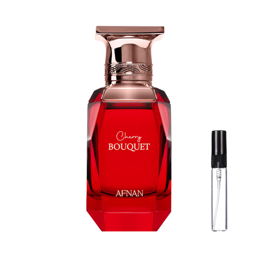 Czerwony, kanciasty flakon Afnan Cherry Bouquet obok szklanej fiolki odlewki perfum – ODVARO.
