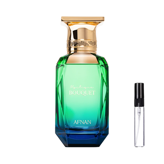 Zielono-niebieski flakon Afnan Mystique Bouquet ze złotym korkiem obok szklanej fiolki odlewki perfum – ODVARO.