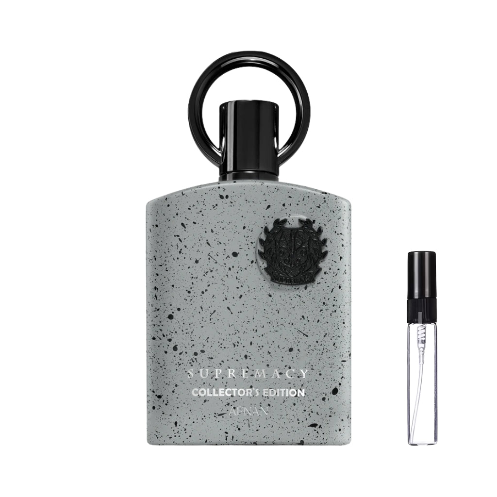 Jasnoszary flakon perfum Afnan Supremacy Collector's Edition w czarne kropki, ze złotymi napisami, czarnym emblematem i charakterystycznym korkiem z pierścieniem oraz szklana fiolka odlewki – ODVARO.