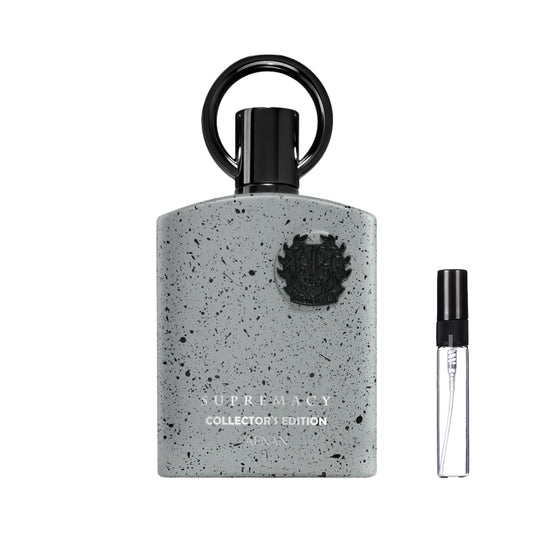 Jasnoszary flakon perfum Afnan Supremacy Collector's Edition w czarne kropki, ze złotymi napisami, czarnym emblematem i charakterystycznym korkiem z pierścieniem oraz szklana fiolka odlewki – ODVARO.