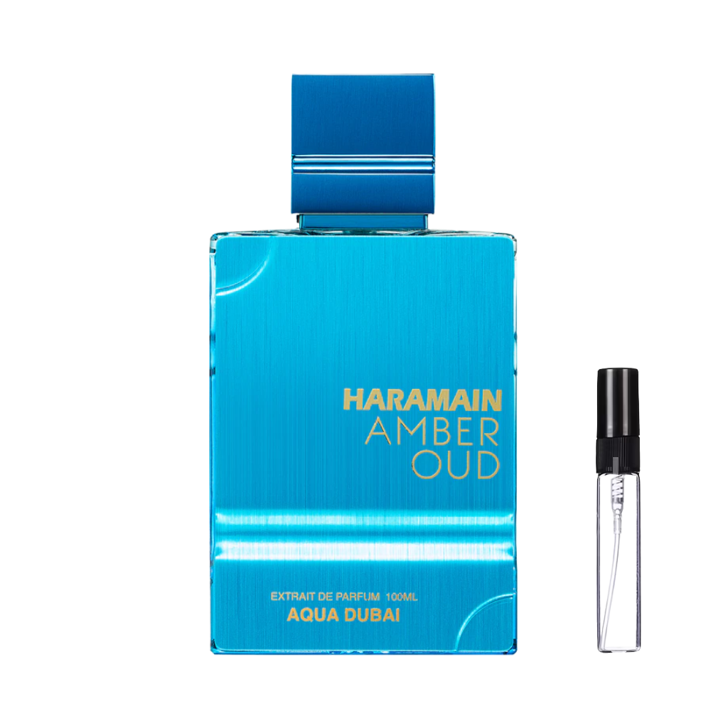 Nowoczesny, błękitny flakon Al Haramain Amber Oud Aqua Dubai z metalicznym wykończeniem i złotymi napisami, obok którego stoi smukła, szklana fiolka odlewki z czarnym atomizerem – ODVARO