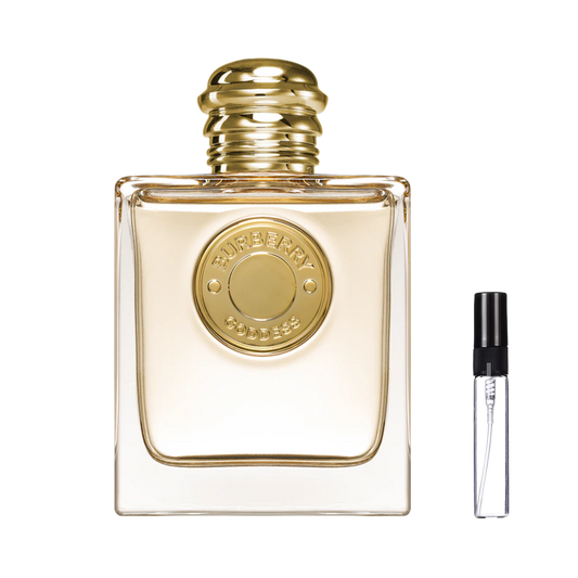 Złocisty flakon Burberry Goddess ze złotym medalionem obok szklanej fiolki odlewki perfum – ODVARO.