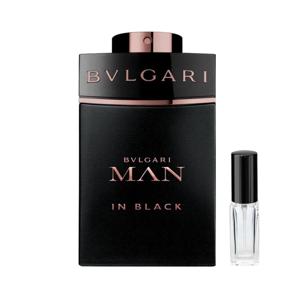 Czarny, matowy flakon męskich perfum Bvlgari Man In Black z miedziano-złotymi napisami oraz metalicznym detalem pod czarnym atomizerem, a obok niego szklana fiolka odlewki – ODVARO.