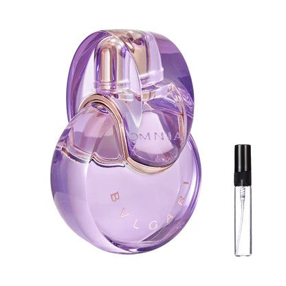 Fioletowy flakon perfum Bvlgari Omnia Amethyste w charakterystycznym kształcie splecionych okręgów z metalicznym wykończeniem oraz szklana fiolka odlewki – ODVARO.