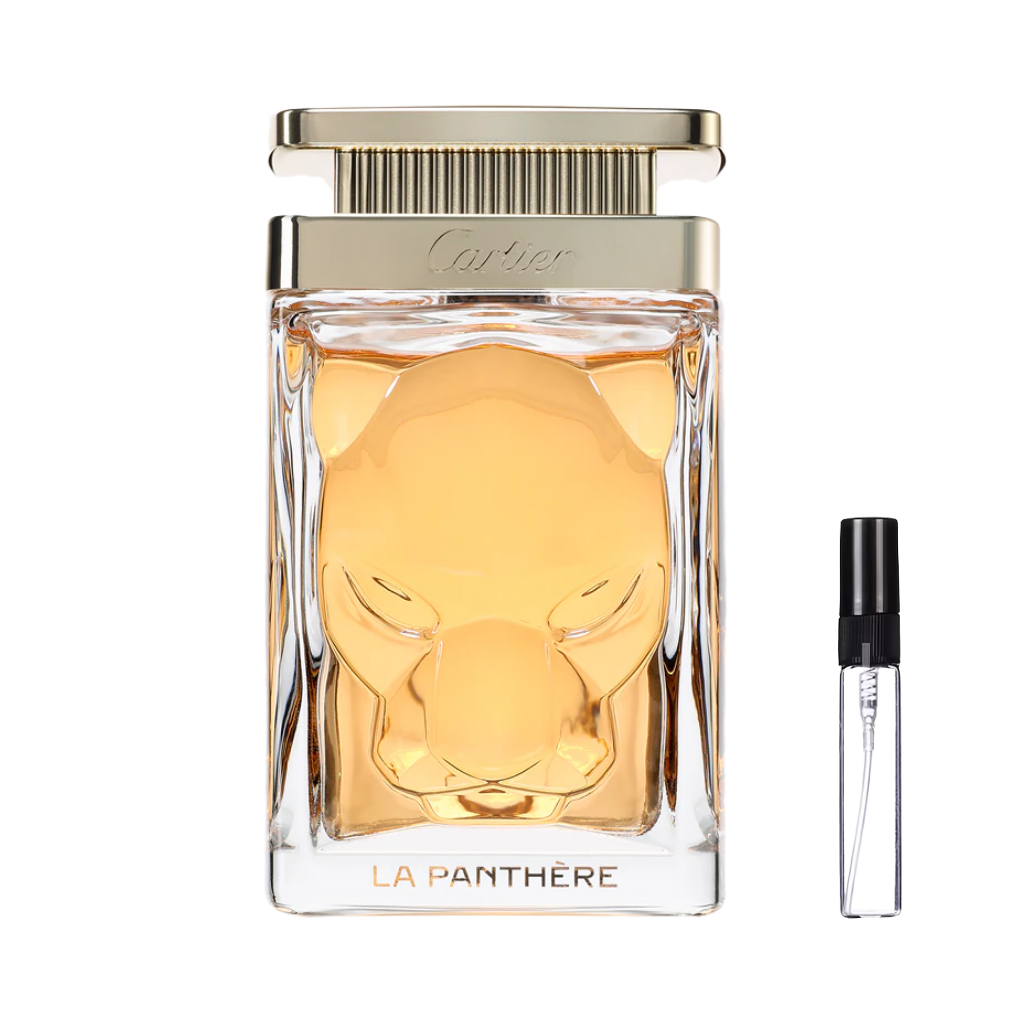 Precyzyjna, rzeźbiona szklana butelka perfum La Panthere Cartier w kształcie twarzy pantery z brzoskwiniowym płynem w środku, złotym korkiem i złotym logo Cartier, obok szklanej fiolki odlewki perfum – ODVARO