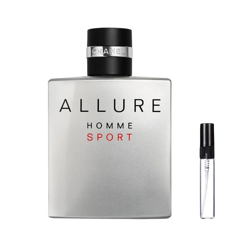 Srebrny, prostokątny flakon Chanel Allure Homme Sport z czarnym korkiem otoczonym srebrnym pierścieniem. Na szkle widnieje czarny i czerwony tekst. Obok prezentowana jest szklana fiolka odlewki – ODVARO