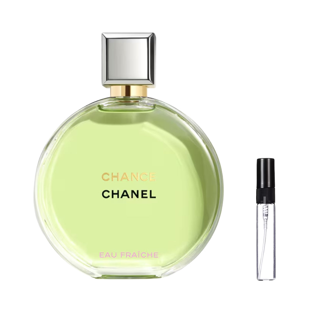 Okrągły, szklany flakon perfum Chanel Chance Eau Fraîche z jasnozielonym płynem, ozdobiony srebrną obwódką wokół krawędzi oraz kwadratowym, zmatowionym korkiem, a obok widoczna szklana fiolka odlewki – ODVARO.