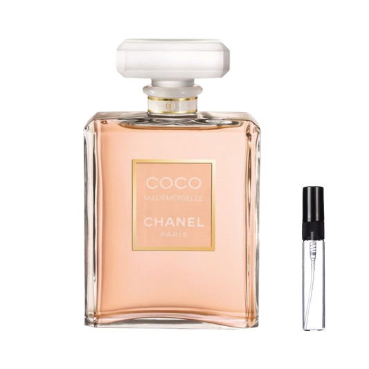 Klasyczny, prostokątny flakon Chanel Coco Mademoiselle z brzoskwiniowym płynem obok szklanej fiolki odlewki perfum – ODVARO.