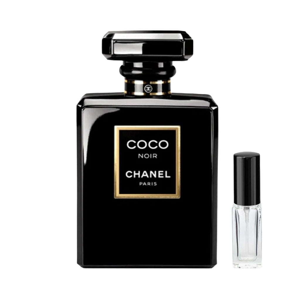 Czarny, prostokątny flakon damskich perfum Coco Noir Chanel z kwadratową etykietą ze złotym obramowaniem i ozdobnym korkiem ze złotą opaską, a obok niego szklana fiolka odlewki – ODVARO.