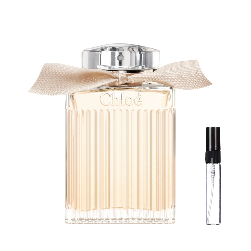 Przezroczysty, żłobiony flakon perfum Chloé Eau de Parfum ze srebrnym wykończeniem i delikatną, beżową wstążką pod korkiem. Obok prezentowana jest szklana fiolka zawierająca zapach – ODVARO