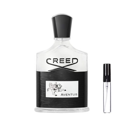 Luksusowy flakon Creed Aventus z czarną etykietą przedstawiającą jeźdźca na koniu obok szklanej fiolki odlewki perfum – ODVARO.