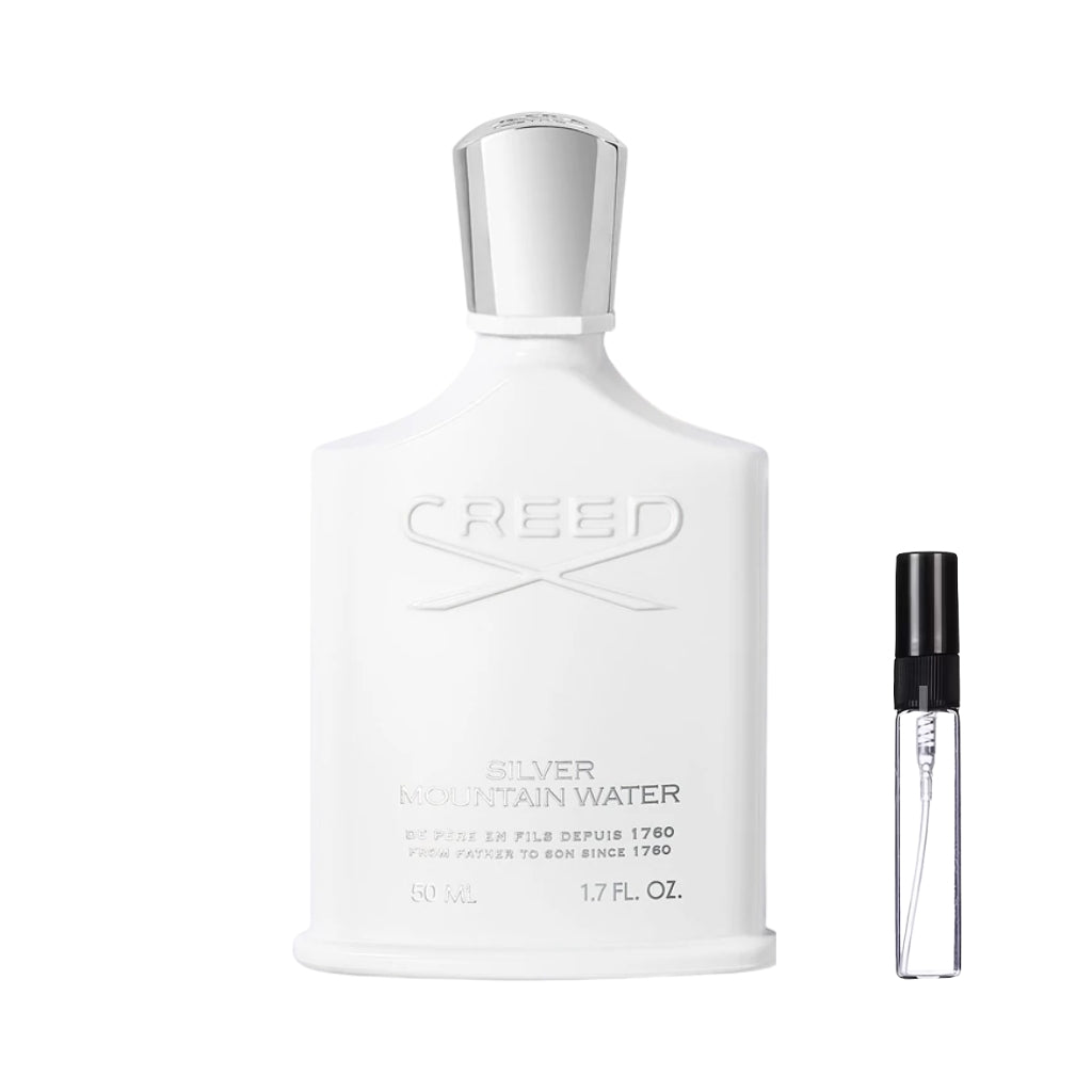 Matowy, biały flakon Creed Silver Mountain Water z wytłoczonym logo na froncie i eleganckim, srebrnym korkiem. Obok prezentowana jest szklana fiolka odlewki – ODVARO.