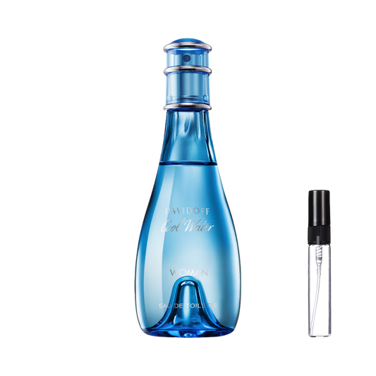 Błękitny flakon Davidoff Cool Water Woman w kształcie kropli wody ze srebrnymi detalami na szyjce oraz szklana fiolka odlewki perfum – ODVARO