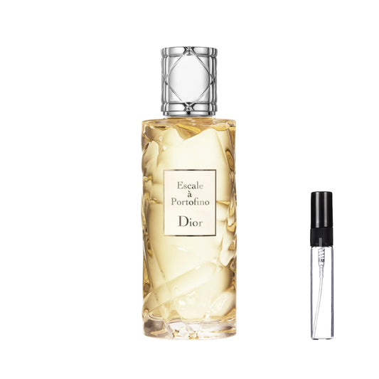 Cylindryczny flakon perfum Dior Escale a Portofino ze zdobionym szkłem przypominającym plecionkę, złotym płynem, jasną kwadratową etykietą i srebrnym rzeźbionym korkiem, obok którego zaprezentowana jest szklana fiolka odlewki – ODVARO.