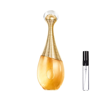 Elegancki, przypominający amforę flakon perfum Dior J'adore Intense ze złocistym płynem, złotą szyjką w formie gęstych obręczy i okrągłym, przezroczystym korkiem. W ofercie dostępna również poręczna szklana fiolka odlewki – ODVARO
