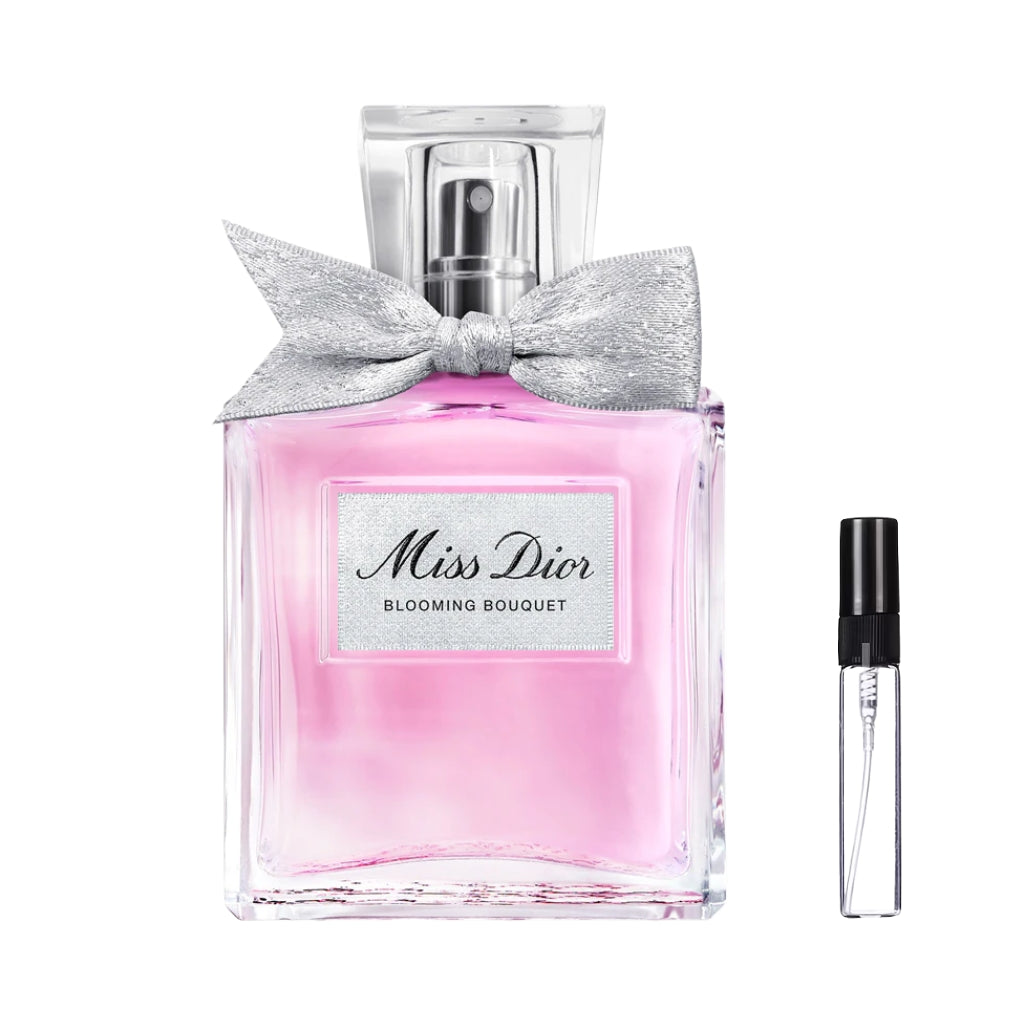 Prostokątny, szklany flakon Miss Dior Blooming Bouquet z różowym płynem, ozdobną materiałową kokardką i przezroczystym korkiem oraz szklana fiolka odlewki – ODVARO.