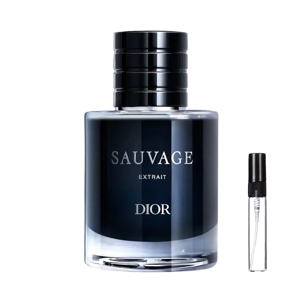 Masywny, cylindryczny flakon perfum Sauvage Extrait Dior w głębokim, niemal czarnym odcieniu z połyskującym srebrnym napisem, przezroczystą podstawą i czarnym, żłobionym korkiem, dostępny jako szklana fiolka odlewki – ODVARO