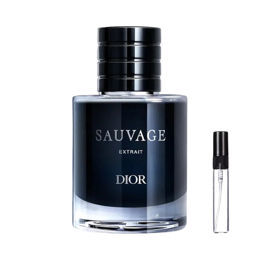 Masywny, cylindryczny flakon perfum Sauvage Extrait Dior w głębokim, niemal czarnym odcieniu z połyskującym srebrnym napisem, przezroczystą podstawą i czarnym, żłobionym korkiem, dostępny jako szklana fiolka odlewki – ODVARO