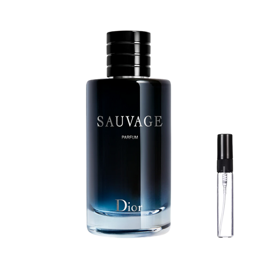 Ciemnogranatowy flakon Dior Sauvage Parfum obok szklanej fiolki odlewki perfum – ODVARO.