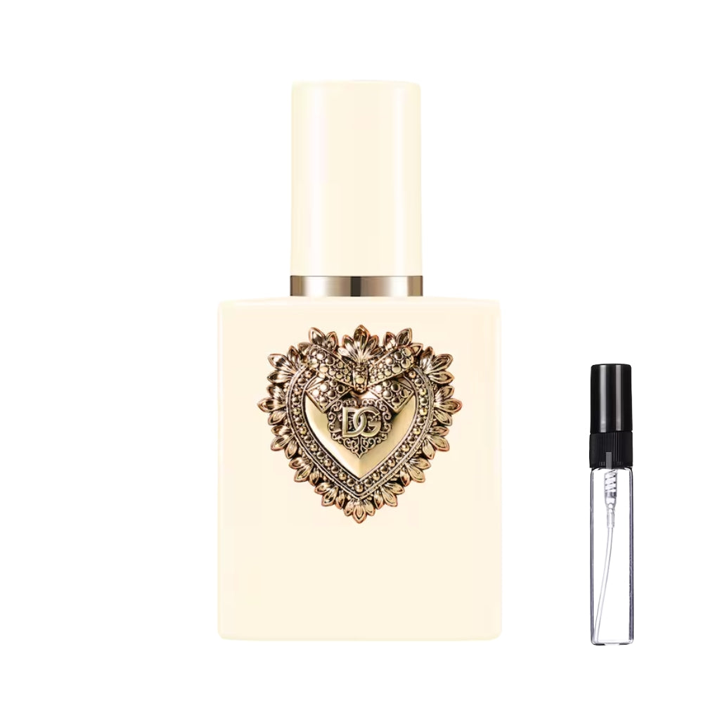 Jasnokremowy, prostokątny flakon perfum Dolce&Gabbana Devotion Intense ze zdobionym, złotym sercem z logo DG i gładkim korkiem oraz szklana fiolka odlewki – ODVARO