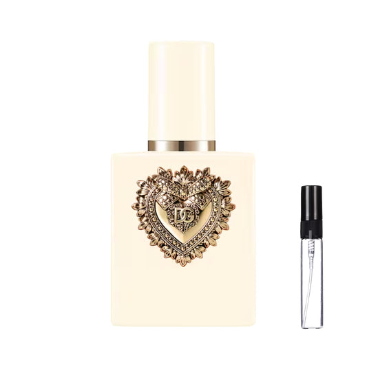 Jasnokremowy, prostokątny flakon perfum Dolce&Gabbana Devotion Intense ze zdobionym, złotym sercem z logo DG i gładkim korkiem oraz szklana fiolka odlewki – ODVARO