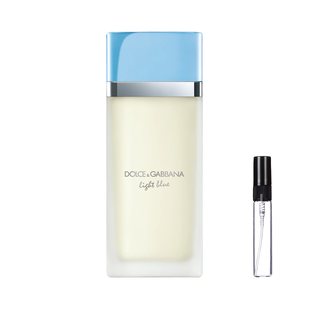 Prostokątny flakon Dolce&Gabbana Light Blue z matowego szkła ze złotymi napisami i jasnoniebieskim korkiem w kształcie kostki, obok szklanej fiolki odlewki perfum. – ODVARO