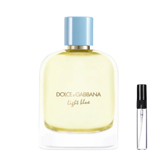 Klasyczny, szklany flakon perfum Dolce & Gabbana Light Blue Pour Homme z jasnożółtym płynem, złotym napisem i błękitnym, cylindrycznym korkiem ze złotym akcentem, prezentowany obok szklanej fiolki odlewki – ODVARO