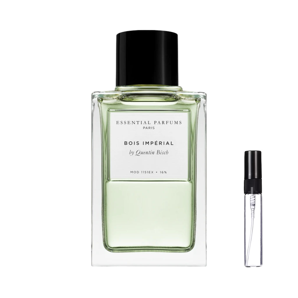 Minimalistyczny, przezroczysty flakon perfum Essential Parfums z jasnym płynem. Posiada klasyczną, białą etykietę z czarnymi napisami i elegancki, czarny korek, obok szklana fiolka odlewki – ODVARO.