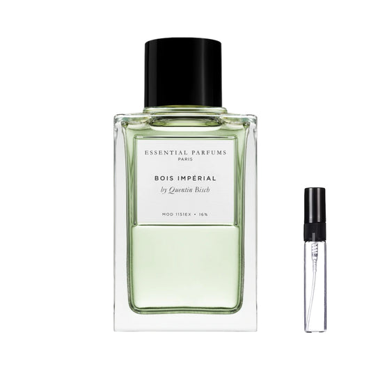 Minimalistyczny, przezroczysty flakon perfum Essential Parfums z jasnym płynem. Posiada klasyczną, białą etykietę z czarnymi napisami i elegancki, czarny korek, obok szklana fiolka odlewki – ODVARO.