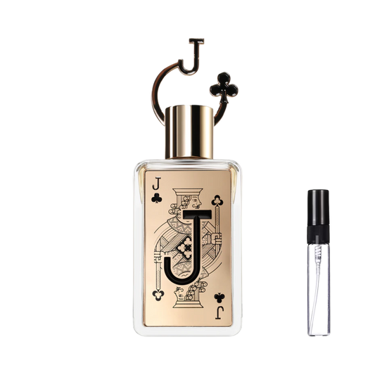 Złoty flakon Fragrance World Jack of Clubs z motywem karty Walet Trefl obok szklanej fiolki odlewki perfum – ODVARO