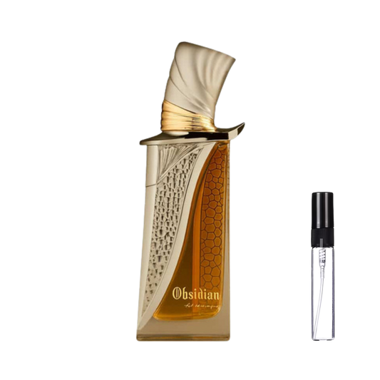 Ekskluzywny złoty flakon French Avenue Obsidian obok szklanej fiolki odlewki perfum – ODVARO.