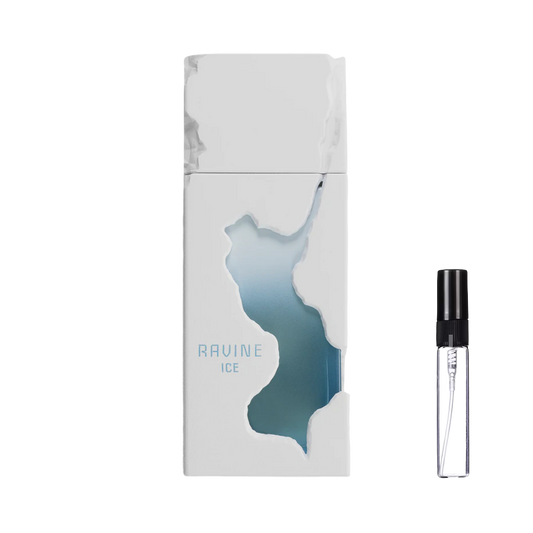 Biały flakon French Avenue Ravine Ice z charakterystycznym wycięciem odsłaniającym błękitne szkło obok szklanej fiolki odlewki perfum – ODVARO.