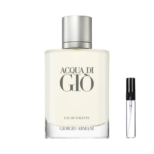 Matowy, półprzezroczysty flakon perfum Giorgio Armani Acqua di Giò Pour Homme z czarnymi napisami i szarym korkiem oraz szklana fiolka odlewki – ODVARO.