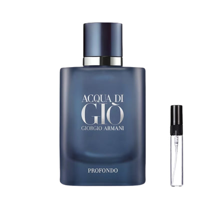 Ciemnoniebieski, matowy flakon perfum Giorgio Armani Acqua di Giò Profondo ze srebrnymi napisami i granatowym korkiem ze srebrnym detalem oraz szklana fiolka odlewki – ODVARO.