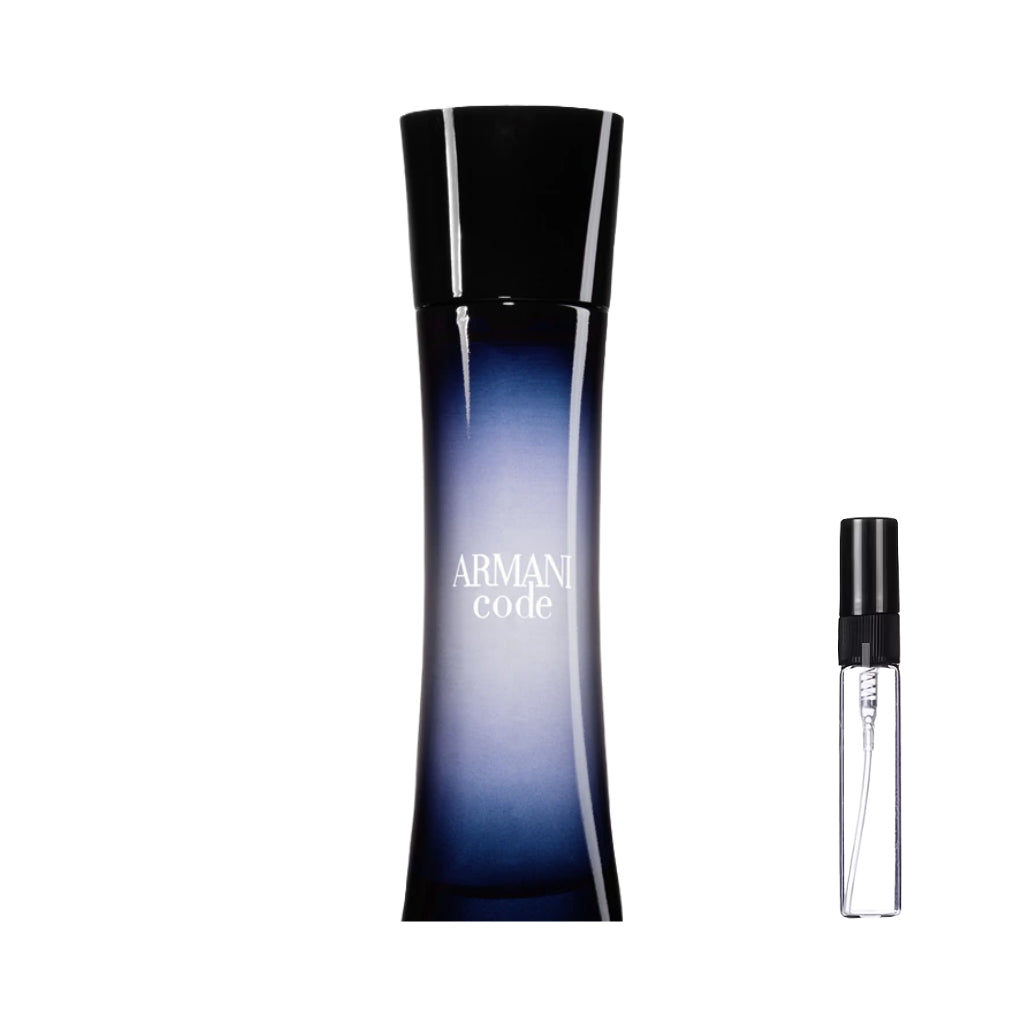Smukły, szklany flakon perfum Armani Code dla kobiet w odcieniach głębokiego granitu i błękitu, ozdobiony czarnym, kwiatowym motywem koronki oraz zwieńczony eleganckim czarnym korkiem, prezentowany obok szklanej fiolki odlewki – ODVARO