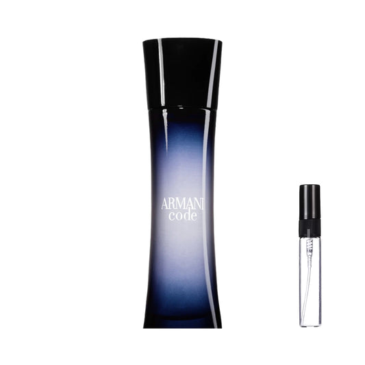 Smukły, szklany flakon perfum Armani Code dla kobiet w odcieniach głębokiego granitu i błękitu, ozdobiony czarnym, kwiatowym motywem koronki oraz zwieńczony eleganckim czarnym korkiem, prezentowany obok szklanej fiolki odlewki – ODVARO