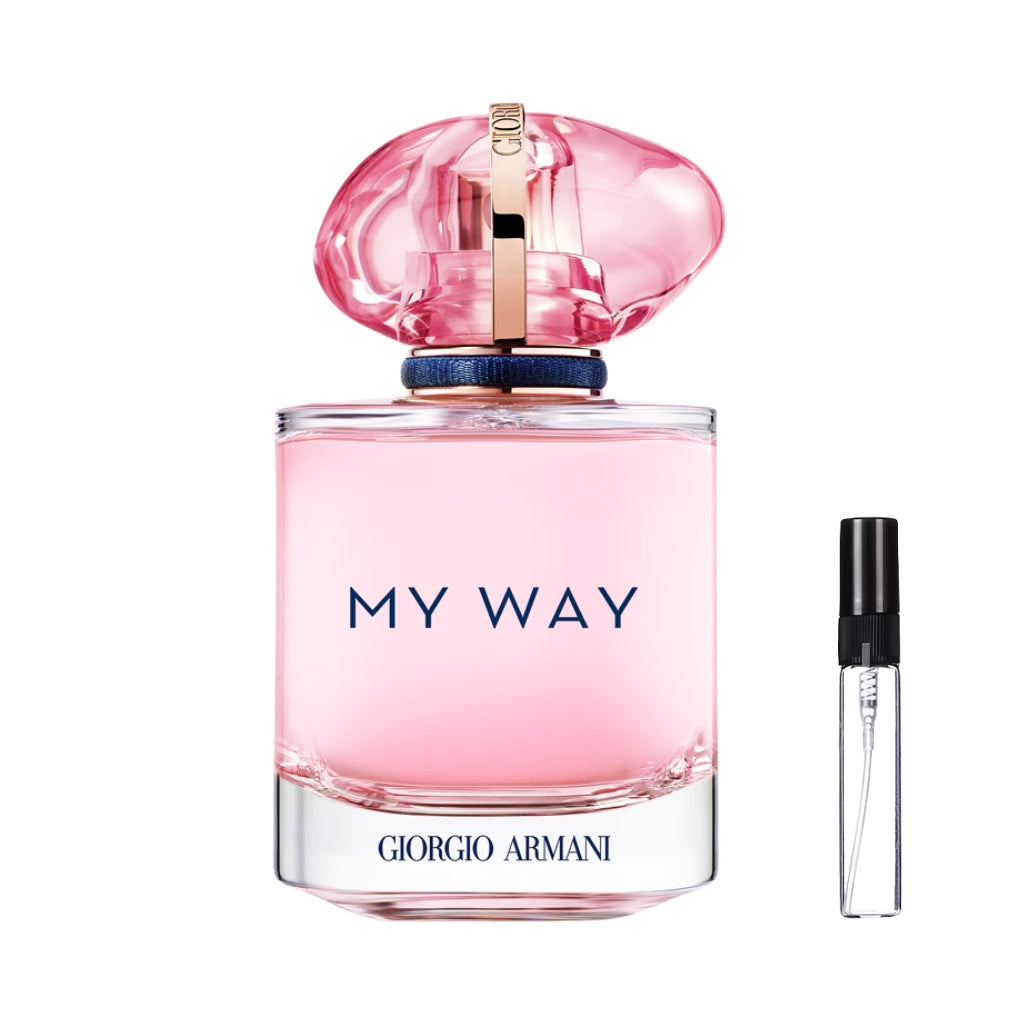 Przezroczysty flakon perfum Giorgio Armani My Way Nectar z różowym płynem, różowym korkiem w kształcie kamienia ze złotymi detalami i granatowym pierścieniem oraz szklana fiolka odlewki – ODVARO.