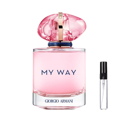 Przezroczysty flakon perfum Giorgio Armani My Way Nectar z różowym płynem, różowym korkiem w kształcie kamienia ze złotymi detalami i granatowym pierścieniem oraz szklana fiolka odlewki – ODVARO.