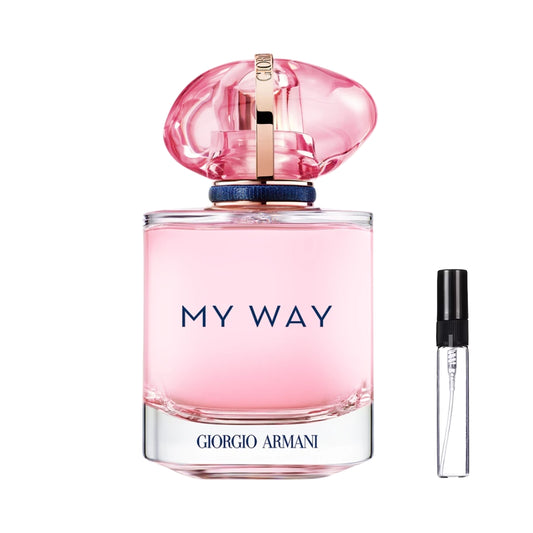 Przezroczysty flakon perfum Giorgio Armani My Way Nectar z różowym płynem, różowym korkiem w kształcie kamienia ze złotymi detalami i granatowym pierścieniem oraz szklana fiolka odlewki – ODVARO.