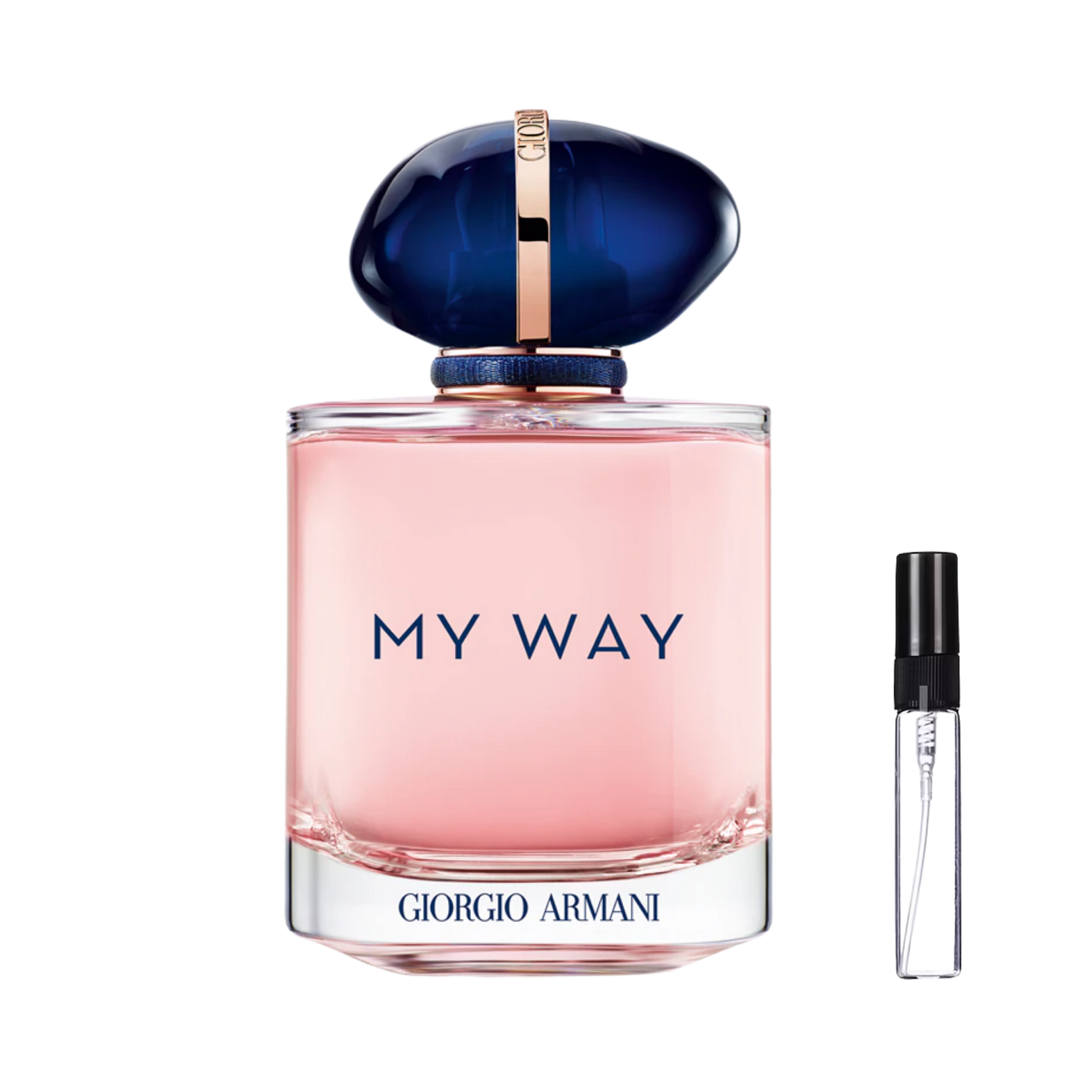 Jasnoróżowy flakon Giorgio Armani My Way z charakterystycznym granatowym korkiem obok szklanej fiolki odlewki perfum – ODVARO.