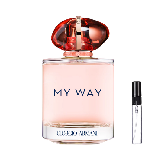 Flakon Giorgio Armani My Way Ylang ze złotym płynem i błękitnym talizmanem obok szklanej fiolki odlewki perfum – ODVARO.