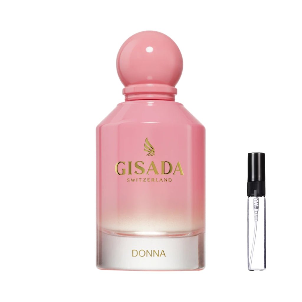 Jasnoróżowy flakon perfum Gisada Donna z cieniowanym szklanym dołem, złotym logo i okrągłym korkiem, w towarzystwie szklanej fiolki odlewki – ODVARO.