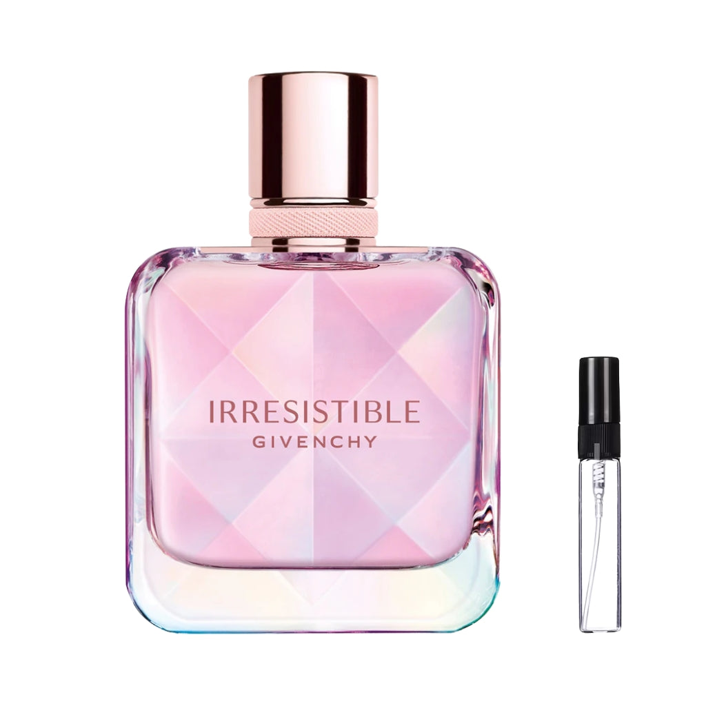 Kwadratowy, szklany flakon perfum Givenchy Irresistible Nectar z różowym, geometrycznym wzorem imitującym pryzmat, zwieńczony gładkim korkiem w odcieniu różowego złota z teksturowaną szyjką. W ofercie dostępna również poręczna szklana fiolka odlewki – ODVARO